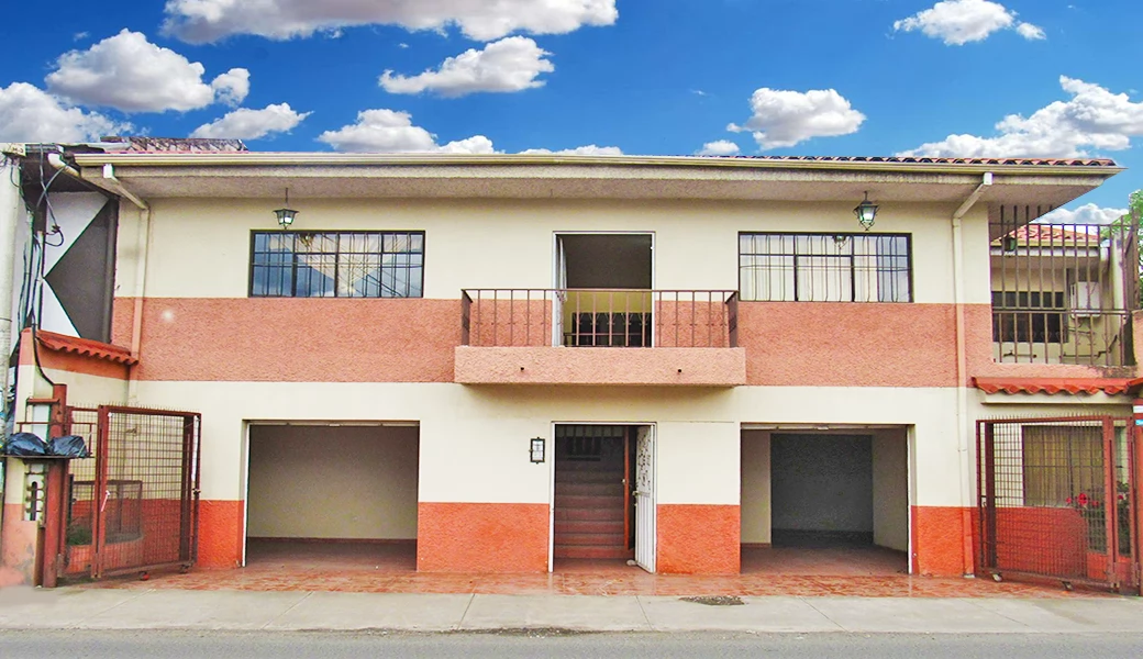 casas-villas-departamentos-CASA RENTERA - CON DOS LOCALES Y DOS DEPARTAMENTOS